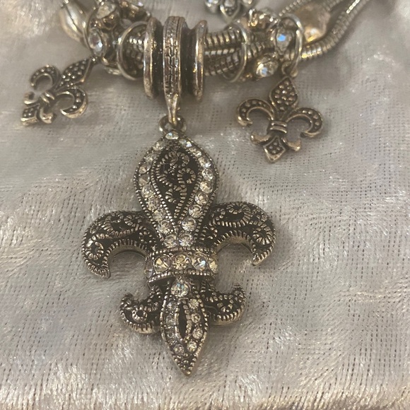 Chic Silver Fleur-de-Lis Necklace and Earring Set - Picture 9 of 11